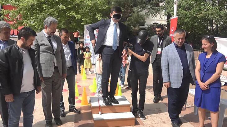 AK Parti’li Dağ, engelli parkurunu gözlerine bant takıp, gezdi