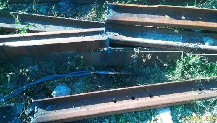 Akılalmaz anlar! Tren rayı çalmaya çalışırken yakalandılar