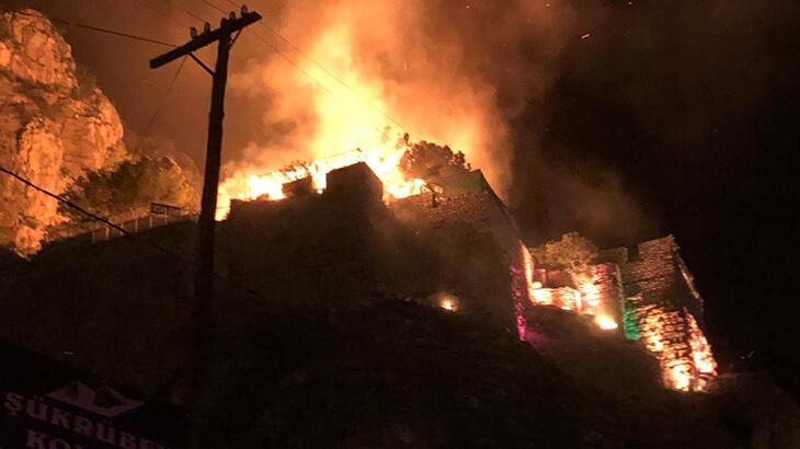 Amasya’da Kızlar Sarayı’nda tarihi kafeteryada korkutan yangın! Ekipler seferber oldu