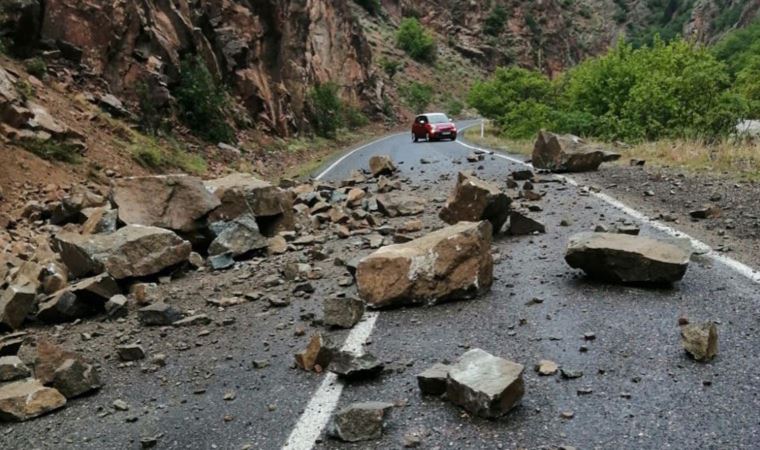 Artvin’de kaya parçaları yolun ortasına düştü: Ulaşım durdu
