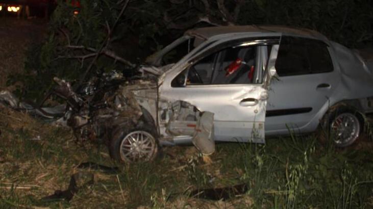 Aşırı hızlı araç yoldan çıkıp etrafı savaş alanına çevirdi