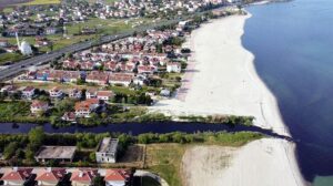 Atıklardan siyaha dönüşerek Marmara Denizi’ne akan Kınıklı Deresi’nde inceleme