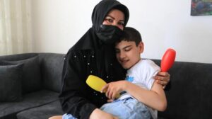 Babası terk etti! Engelli Emirhan’a teyzesi annelik yapıyor