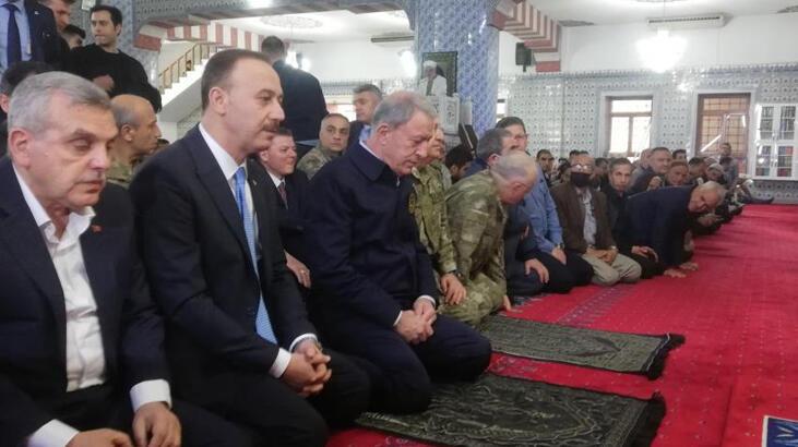 Bakan Akar bayram namazını Balıklıgöl’de kıldı