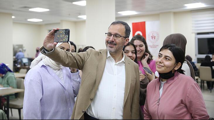 Bakan Kasapoğlu’ndan yurtta kalan öğrencilere büyük sürpriz!