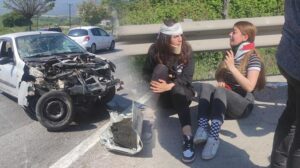 Bariyere çarpan otomobil takla attı! 3’ü çocuk 4 kişi yaralandı