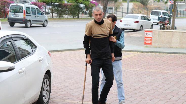 Bastonlu hırsız! Ayağı sakatlandı, yine durmadı