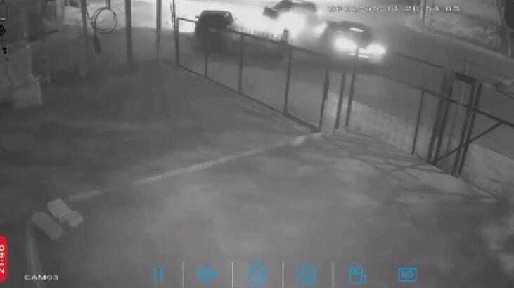 Beylikdüzü’nde dehşet! Cip 2 otomobile çarptı