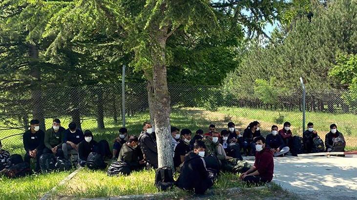 Bulgaristan’da darbedilen 27 kaçak göçmen Türkiye’ye itildi