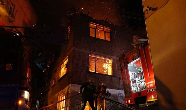 Bursa’da 3 katlı metruk bina yangında küle döndü
