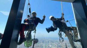 Çamlıca Kulesi’nde halatlar üzerinde bayram temizliği