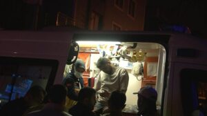 Çekmeköy’de çarpışan otomobillerden biri iş yerine girdi! O anlar kamerada