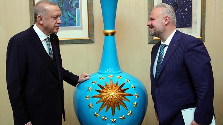Çömlek sanatçısının yaptığı vazo, Cumhurbaşkanı Erdoğan’a takdim edildi