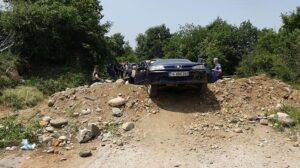 ‘Dur’ ihtarına uymayıp, polisle çatıştılar