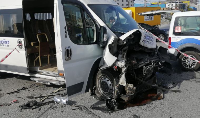 Esenyurt’ta servis minibüsü kaza yaptı; 5’i işçi 7 kişi yaralı