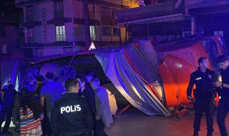 Freni boşalan kamyon kamelyaya daldı: Baba ve çocukları ölümden döndü