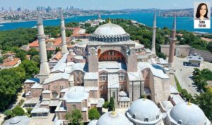 İbadete açılan Ayasofya’nın bu kez de tarihi duvarları lime lime soyuldu
