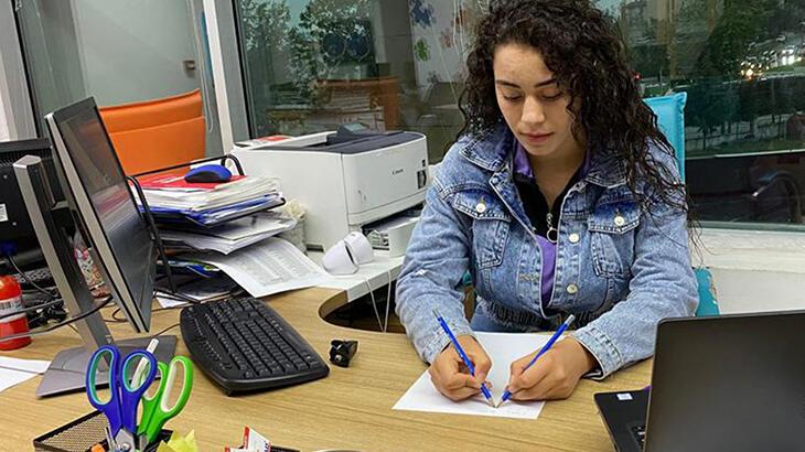 İki eliyle aynı anda yapıyor! Öğretmeni görünce korkup müdürün yanına yolladı