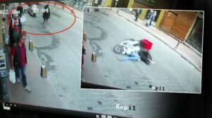 İstanbul’da ilginç kaza! Boş caddede yolun karşısına geçen kadına çarptı