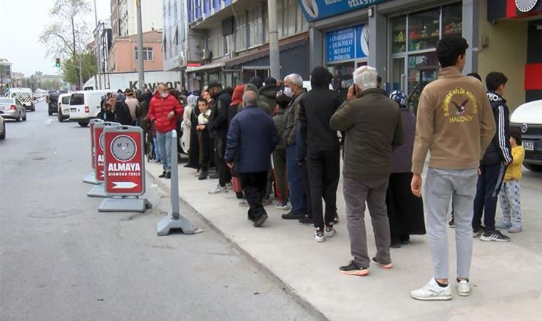 İstanbul’da yoksulluk manzarası: Ücretsiz ayakkabı için metrelerce kuyruk oluştu