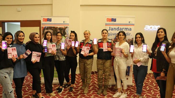 Kadın astsubaylar, kız yurdundaki öğrencilere KADES’i anlattı