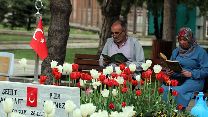 Kayseri’de ailelerden şehitlik ziyareti