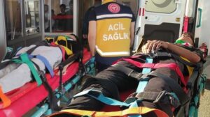 Liseli gençler otomobilin altında kalıp yaralandı