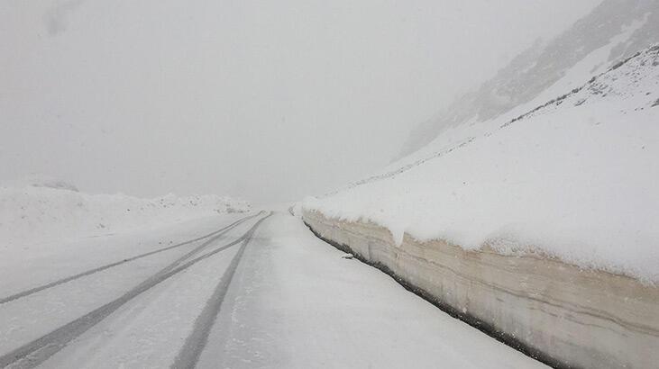 Mayıs ayında Bahçesaray’a kar yağdı! Kent bembeyaz