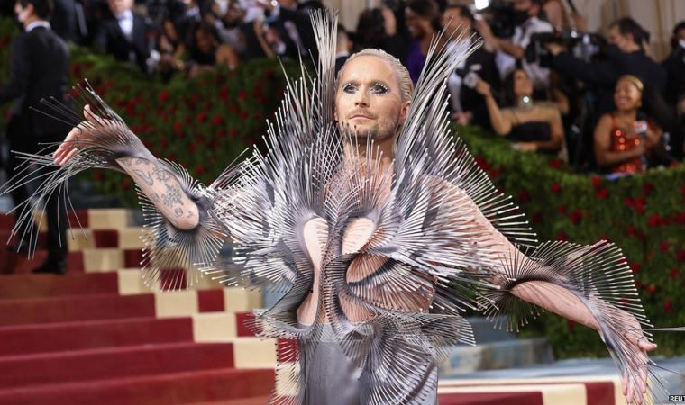 Met Gala 2022: Modanın ihtişamlı gecesinde yıldızlar, ‘yaldızlı cazibe’ temasıyla boy gösterdi