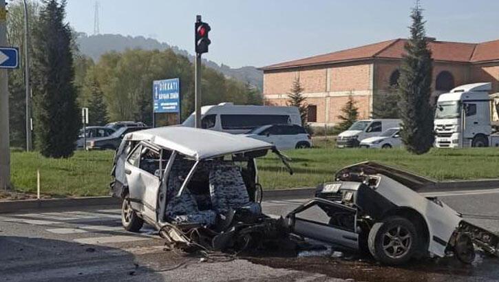 Otobüsün çarptığı otomobil ikiye bölündü
