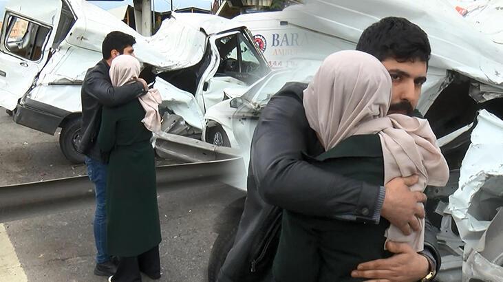 Pendik’te feci kaza! Refüjdeki bariyerlere çarpan minibüs devrildi