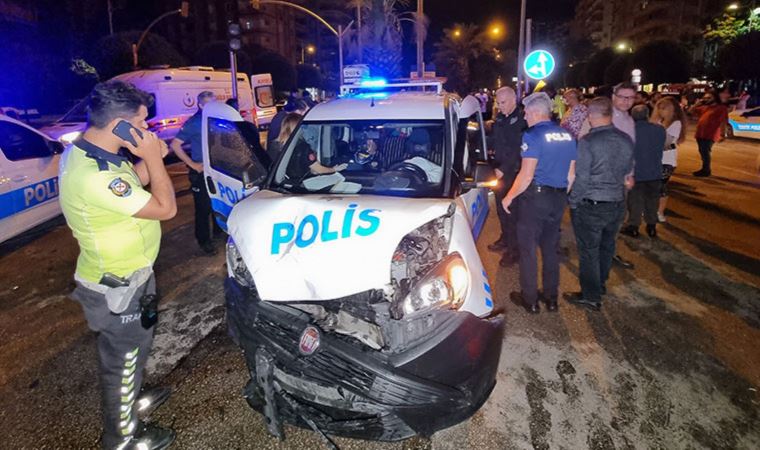 Polis aracıyla otomobil çarpıştı: 1’i polis 4 yaralı