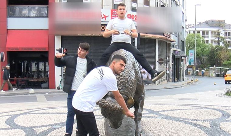 Restorasyonu tamamlanan boğa heykeli açıldı: Üstüne çıkıp ‘duyarlı olun’ dedi