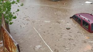 Şanlıurfa ve Adıyaman’da sağanak yağış sele döndü