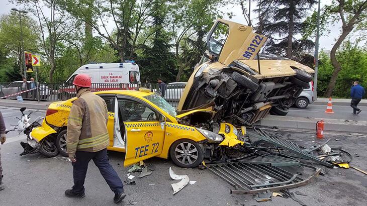 Son dakika… İstanbul’da feci kaza! Minibüs taksinin üstüne devrildi