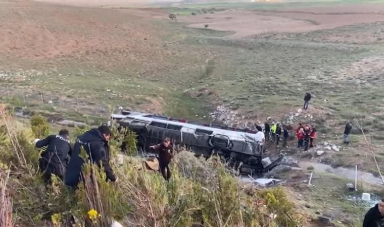 Son Dakika: Niğde’de öğrencileri taşıyan otobüs devrildi: 2 ölü, 42 yaralı