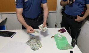 ‘Şüpheli’ paketten 10 bin 200 dolar çıktı, polisler sahibine teslim etti: ‘Sayısal loto tutturmuş gibi mutlu oldum’