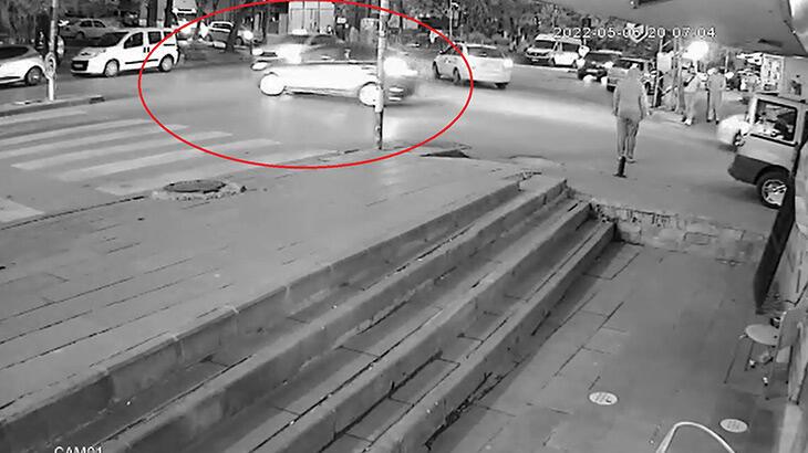 Taksi ile otomobilin çarpıştığı kaza kamerada