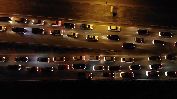 Tatilcilerin dönüş yolculuğu sürüyor! ‘Kilit kavşak’ trafik yoğunluğu gece de devam etti