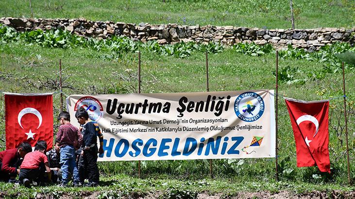 Uludere’de uçurtma şenliğinde askerler ile halk halay çekti