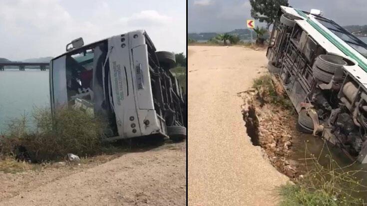 Yol çöktü, otobüs göle devrildi
