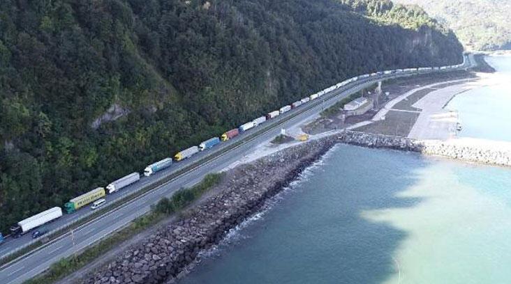 Heyelan sahasındaki TIR kuyruğunda ‘korkulu’ bekleyiş