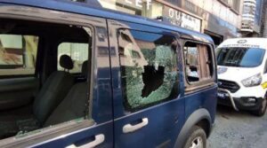 Kağıthane’de çekiçli saldırı: 3 iş yeri ile 2 aracın camlarını kırdı