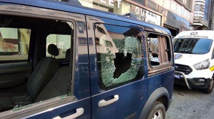 Kağıthane’de çekiçli saldırı: 3 iş yeri ile 2 aracın camlarını kırdı