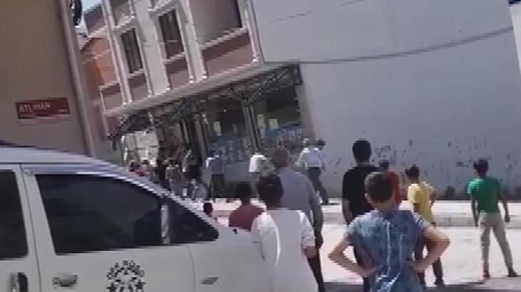 Kavgalı 2 aile taş ve sopalarla birbirlerinin iş yerlerine saldırdı