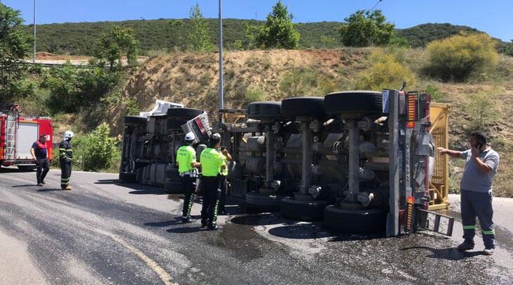 Kimyasal madde yüklü TIR devrildi
