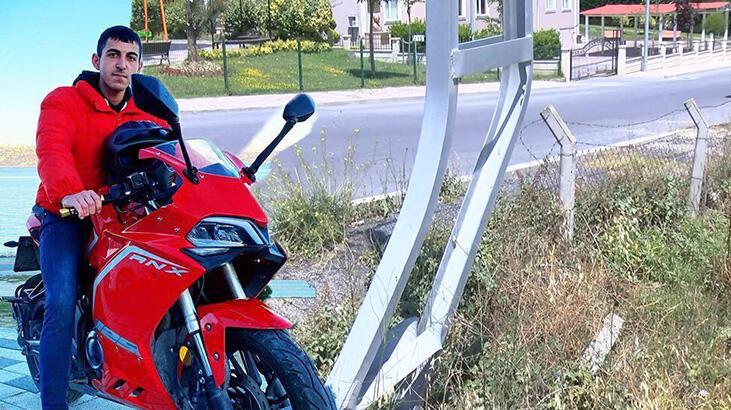 Otomobile çarpan motosikletli metrelerce sürüklendi