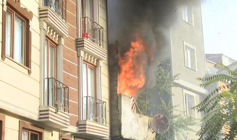 Şişli’de iki katlı metruk bina alev alev yandı