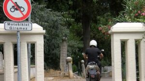 Yasak dinlemeyen motokuryeler mezarlığı kullanıyor