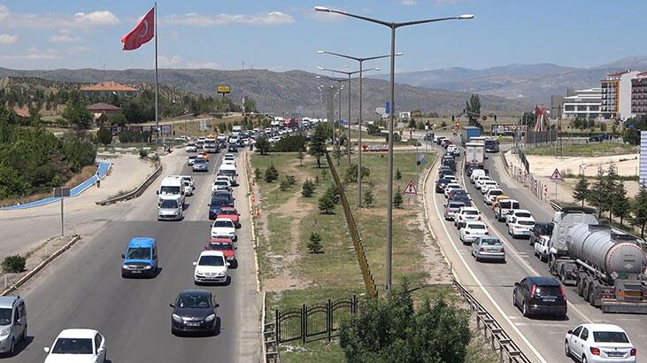 43 ilin geçiş noktasında trafik yoğunluğu sürüyor! Kilit kavşak havadan görüntülendi